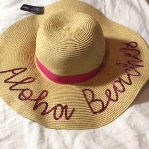 *Never Worn* Women’s floppy straw hat!!